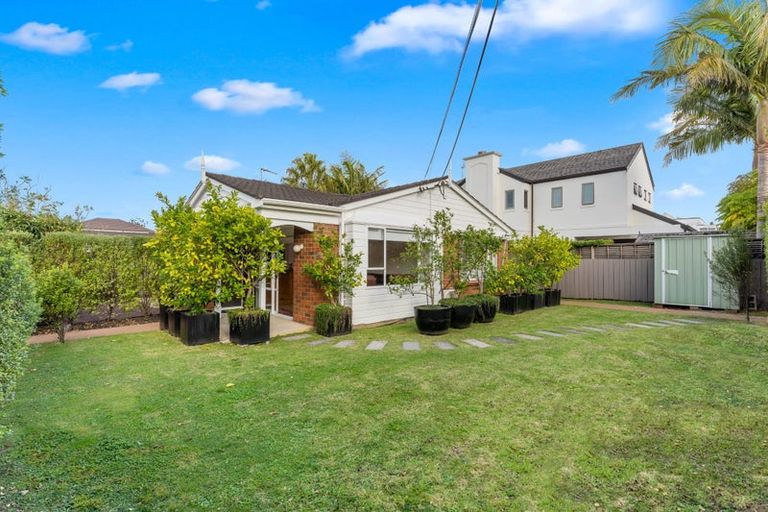 Photo of property in 1/15 Milford Road, Milford, Auckland, 0620