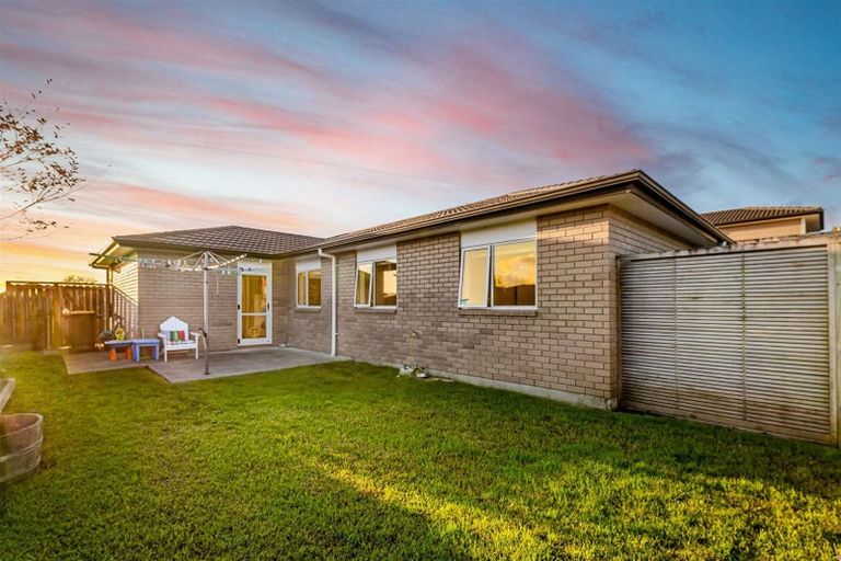 Photo of property in 14 Nirmal Place, Sunnyvale, Auckland, 0612