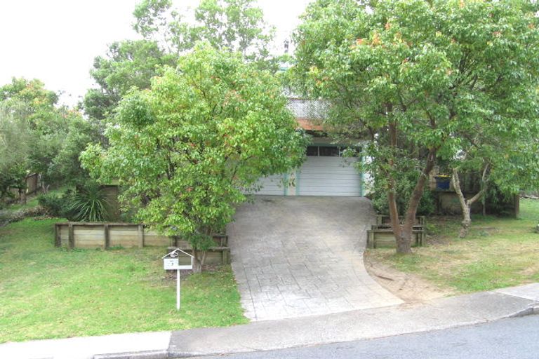 Photo of property in 5 Pavola Grove, Glenfield, Auckland, 0629