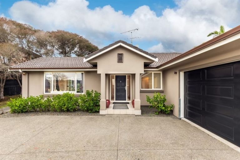 Photo of property in 8 Red Oak Place, Schnapper Rock, Auckland, 0632