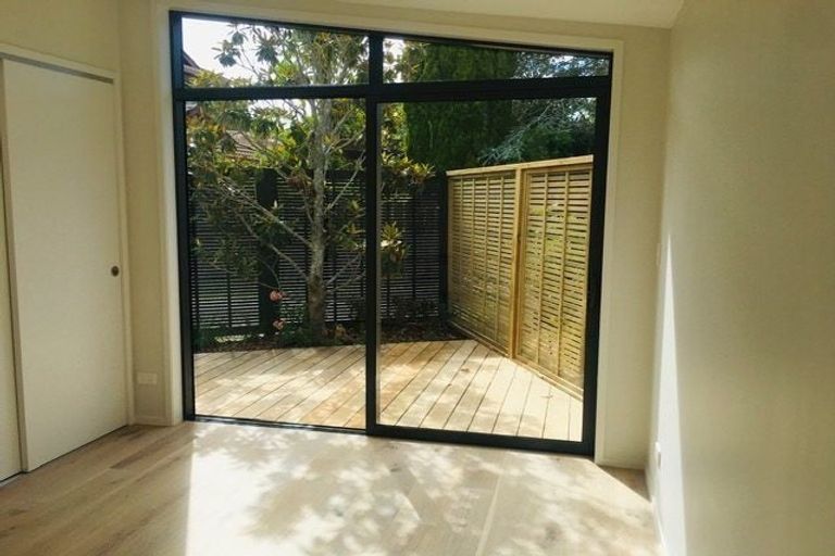 Photo of property in 6a Riviera Place, Hauraki, Auckland, 0622
