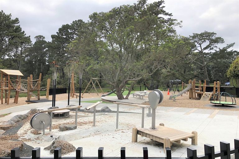 Photo of property in 4/2 Godley Road, Green Bay, Auckland, 0604