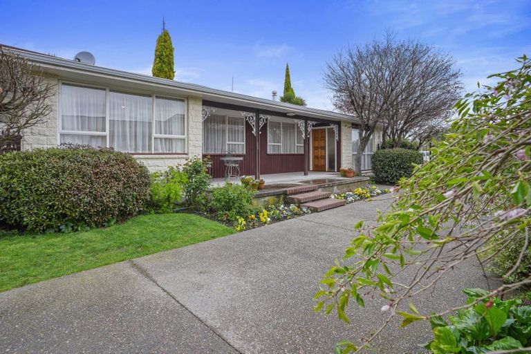 Photo of property in 28 Ambleside Drive, Burnside, Christchurch, 8053