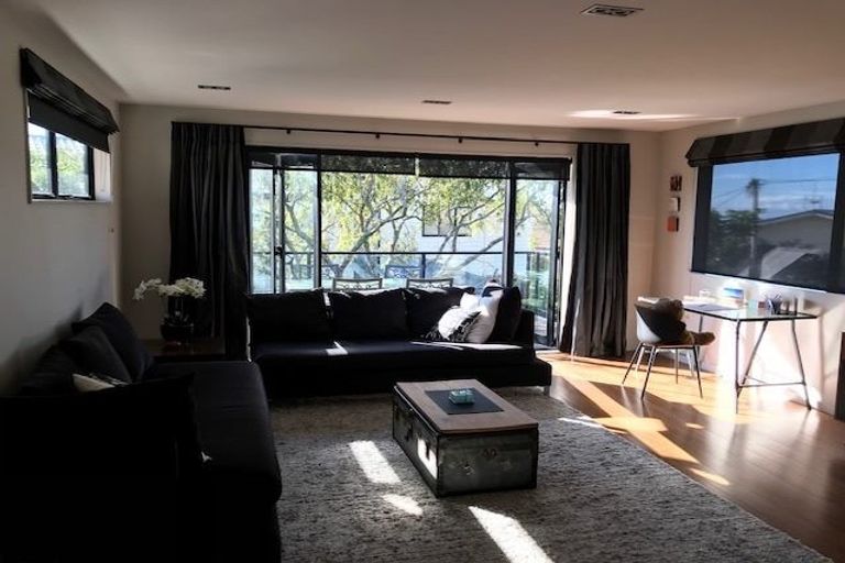 Photo of property in 87 Knights Road, Rothesay Bay, Auckland, 0630