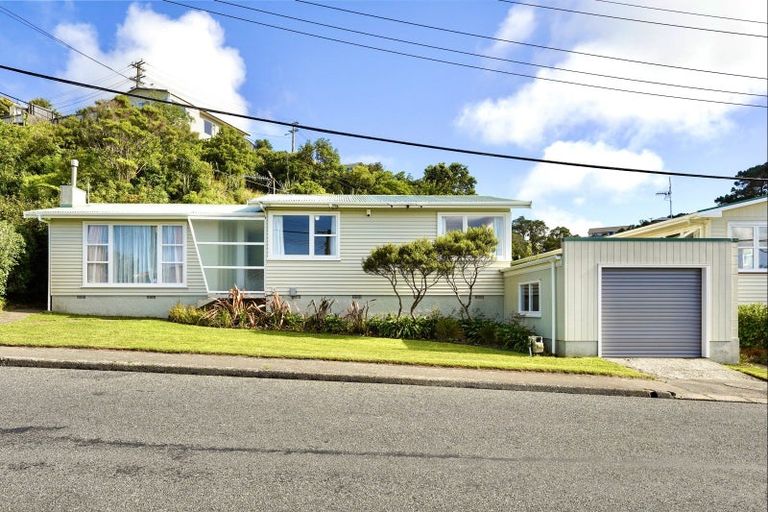 Photo of property in 6 Cotswold Crescent, Newlands, Wellington, 6037