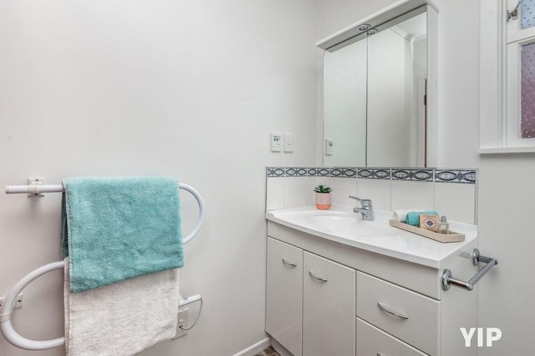 Photo of property in 5 Catherine Crescent, Paparangi, Wellington, 6037