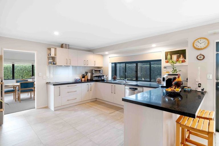 Photo of property in 32 Connemara Court, West Harbour, Auckland, 0618