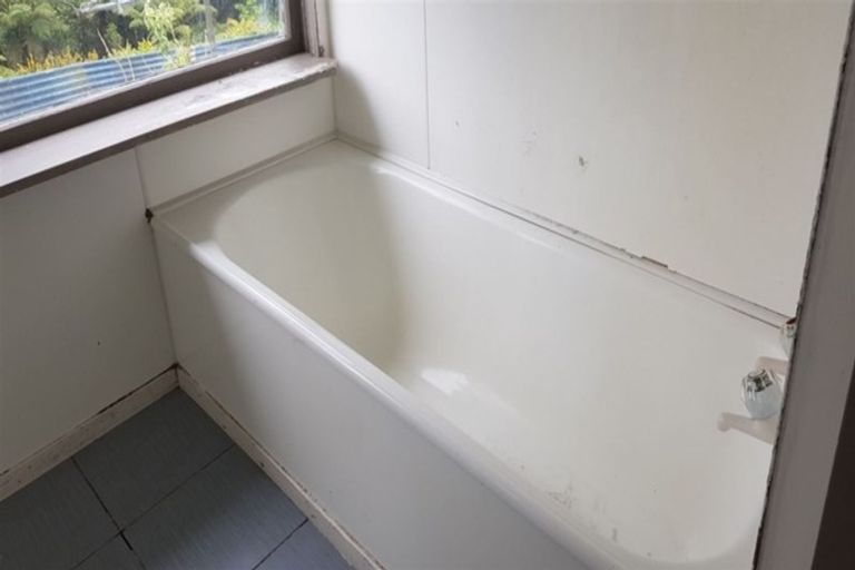 Photo of property in 44 Chamberlain Road, Massey, Auckland, 0614