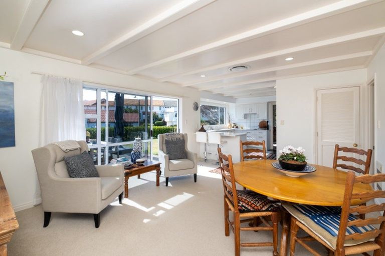 Photo of property in 2 Woodford Heights, Havelock North, 4130