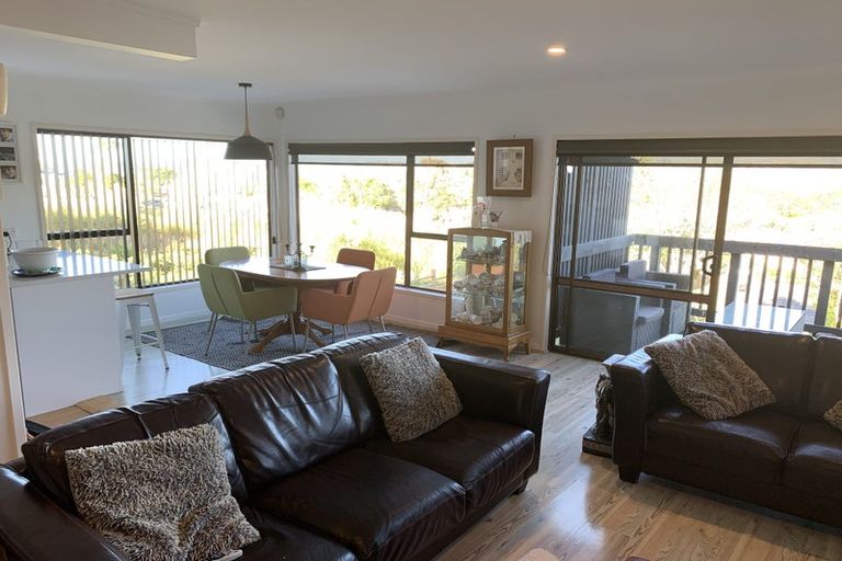 Photo of property in 5 Warwick Avenue, Titirangi, Auckland, 0604