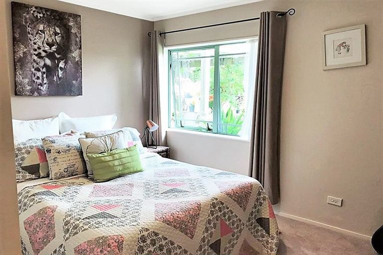 Photo of property in 41 Unsworth Drive, Unsworth Heights, Auckland, 0632