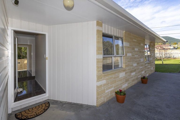 Photo of property in 43 Kaitawa Crescent, Paraparaumu, 5032