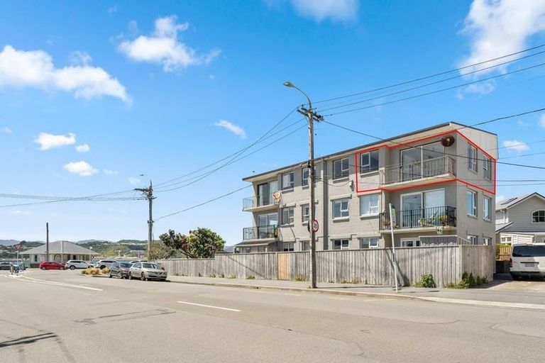 Photo of property in 5/102 Lyall Parade, Lyall Bay, Wellington, 6022