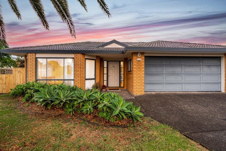 Photo of property in 2 Gunner Drive, Te Atatu Peninsula, Auckland, 0610