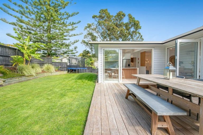 Photo of property in 10 Pohutukawa Avenue, Red Beach, 0932