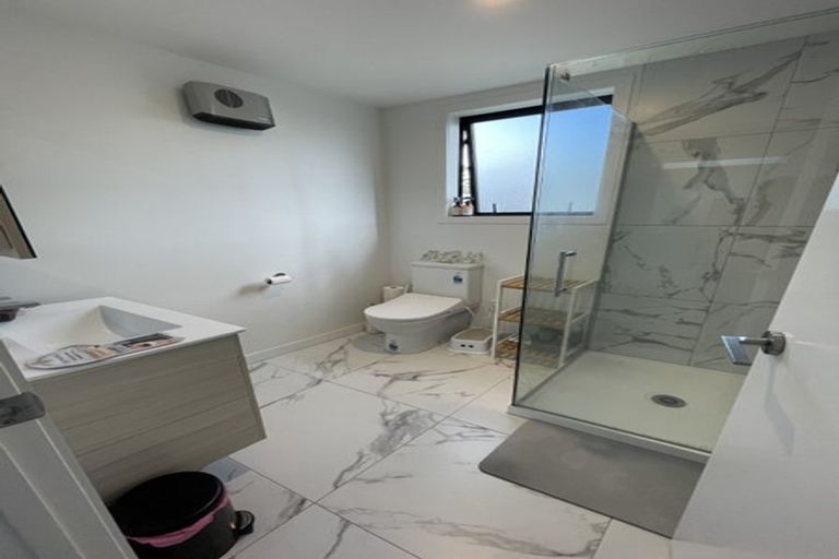 Photo of property in 86a Vodanovich Road, Te Atatu South, Auckland, 0610