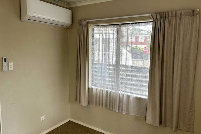 Photo of property in 16 Kelman Road, Kelston, Auckland, 0602