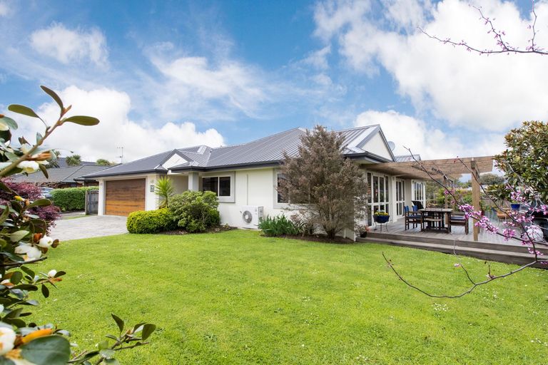 Photo of property in 6 Kea Place, Fitzherbert, Palmerston North, 4410