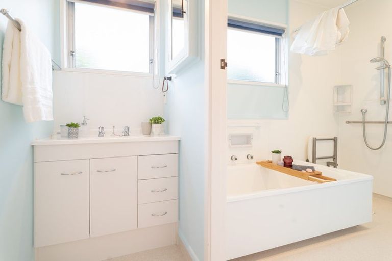 Photo of property in 4 Compass Way, Whitby, Porirua, 5024