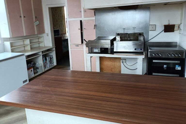 Photo of property in 106 Egmont Street, Patea, 4520