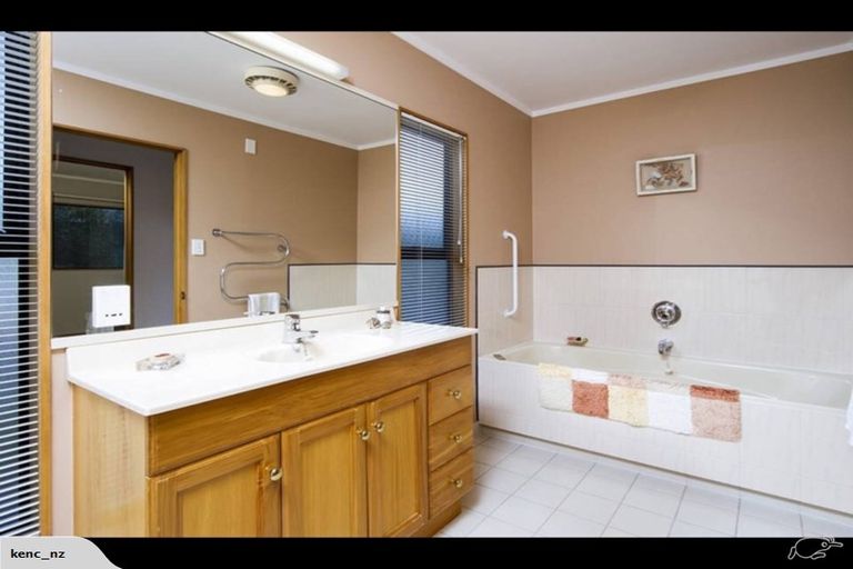 Photo of property in 2/7 Eban Avenue, Hillcrest, Auckland, 0627