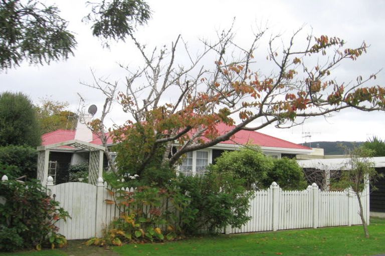 Photo of property in 6 Lyndhurst Road, Tawa, Wellington, 5028