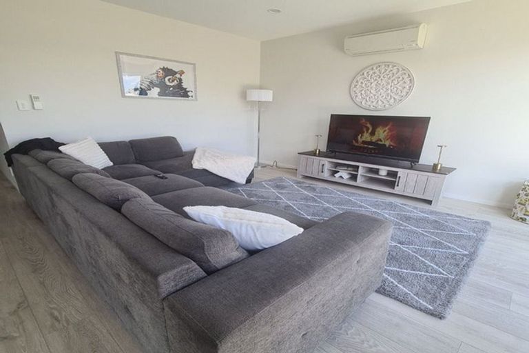 Photo of property in 111 Waekahu Road, Westgate, 0814