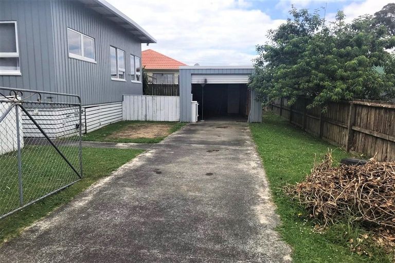 Photo of property in 12a Waiari Road, Conifer Grove, Takanini, 2112