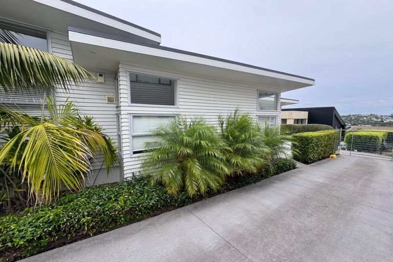 Photo of property in 8a Glenfield Road, Birkenhead, Auckland, 0626