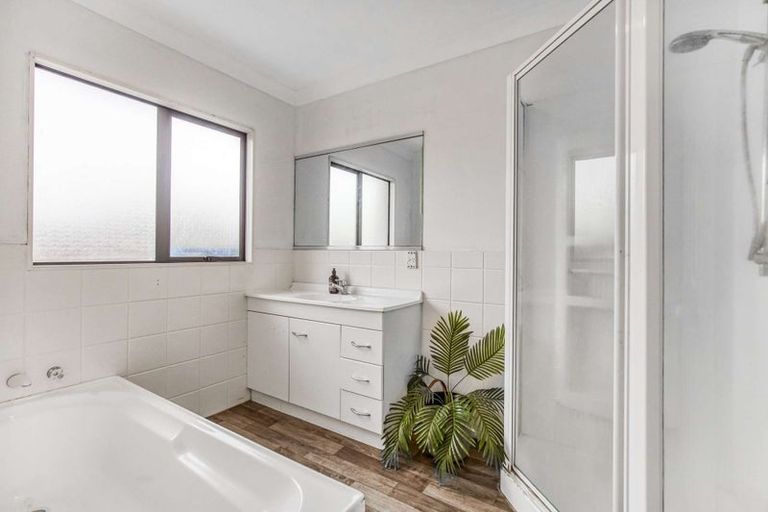 Photo of property in 13 Brookesmith Drive, Waiuku, 2123