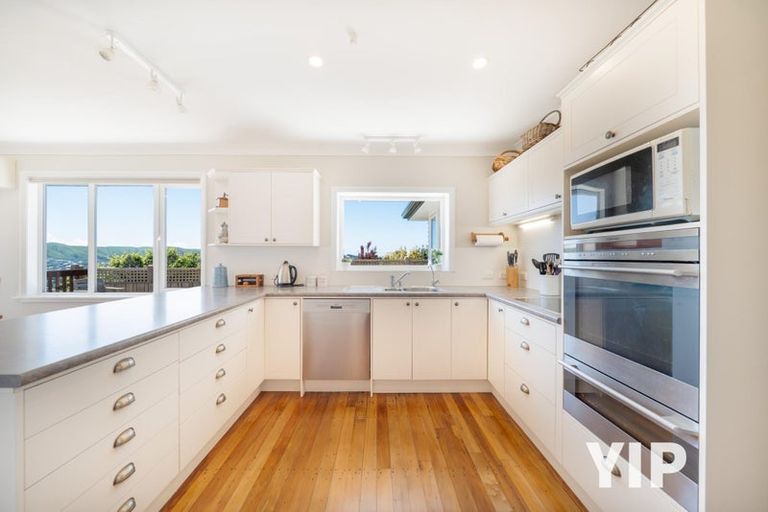 Photo of property in 9 Paparangi Crescent, Paparangi, Wellington, 6037