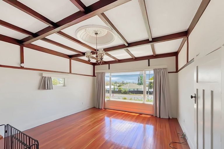 Photo of property in 21 Clayburn Road, Glen Eden, Auckland, 0602