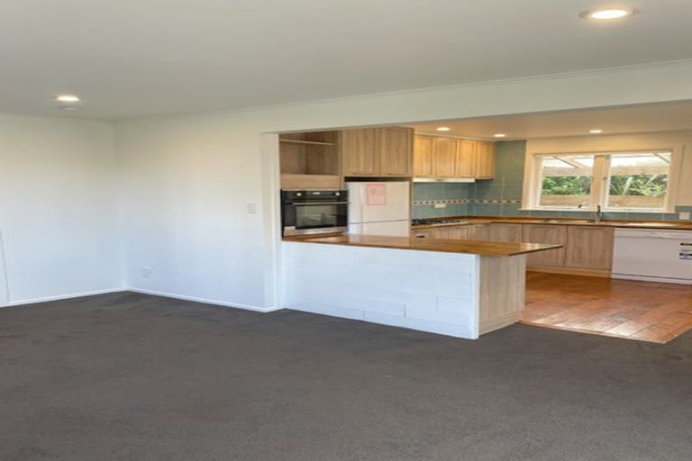 Photo of property in 16 Balmain Street, Newlands, Wellington, 6037