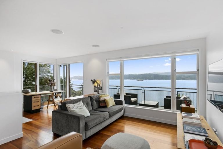 Photo of property in 11 Fortification Road, Karaka Bays, Wellington, 6022