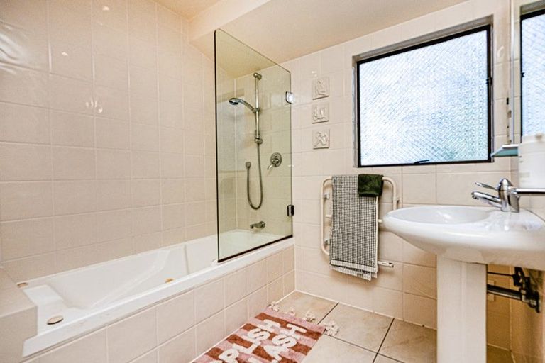 Photo of property in 2/10e Penning Road, Castor Bay, Auckland, 0620