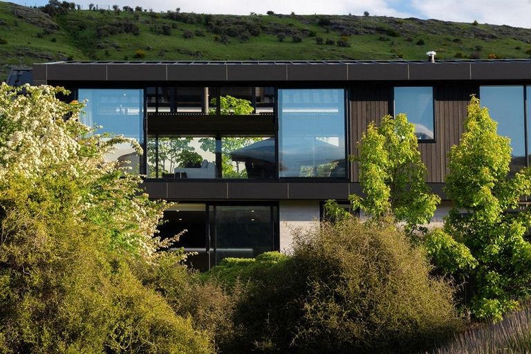 Photo of property in 8 Spring Hill Road, Kelvin Heights, Queenstown, 9300