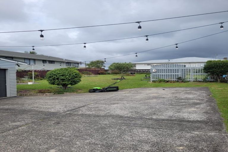 Photo of property in 15 Tiki Street, New Lynn, Auckland, 0600