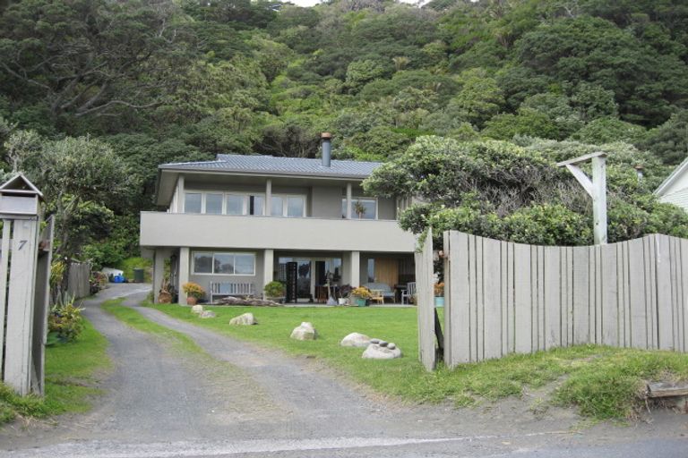 Photo of property in 7 Marine Parade South, Piha, 0772