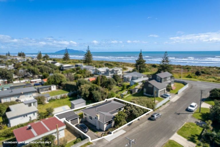 Photo of property in 4 Kowhai Street, Otaki Beach, Otaki, 5512