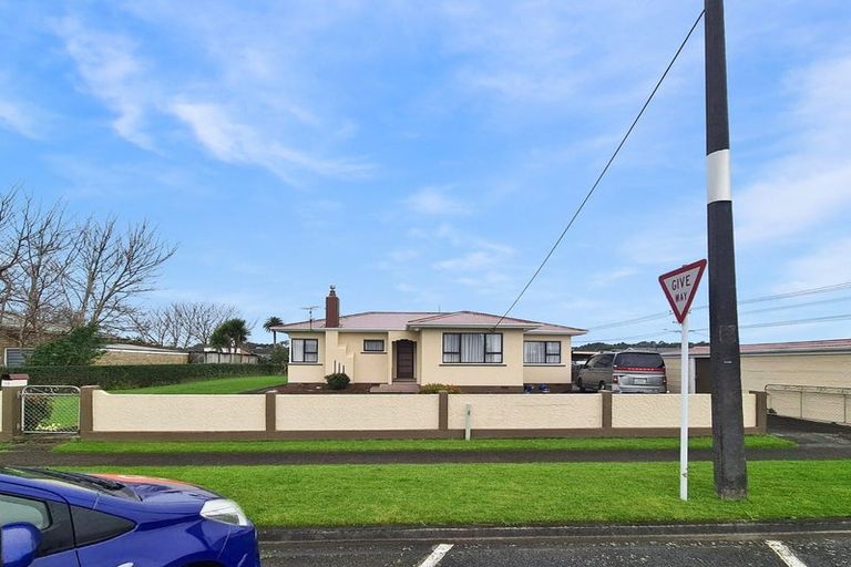 Photo of property in 12 Grey Street, Waitara, 4320