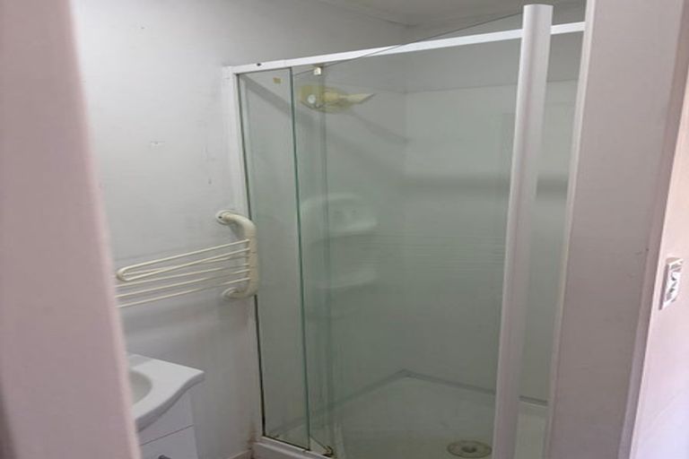 Photo of property in 1/13a Kitewao Street, Northcote, Auckland, 0627