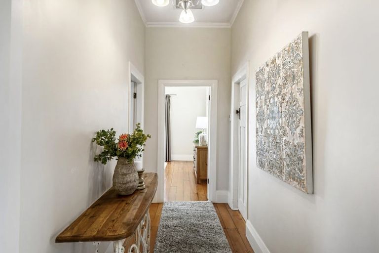 Photo of property in 54 Wairoa Road, Narrow Neck, Auckland, 0624