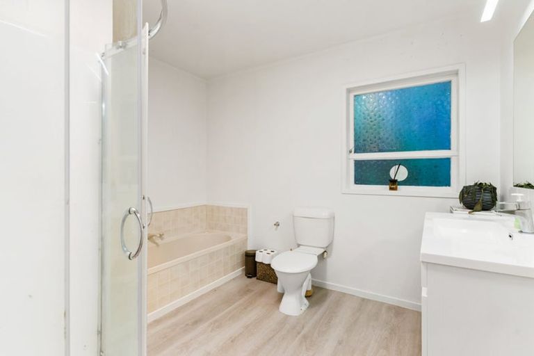 Photo of property in 33 Chatsworth Crescent, Pakuranga Heights, Auckland, 2010