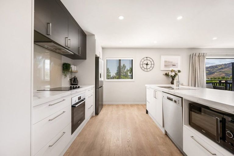 Photo of property in 71 Stratford Drive, Mount Pisa, Cromwell, 9383