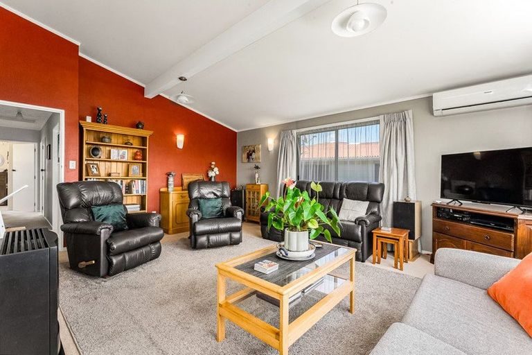 Photo of property in 16 Hicks Close, Whitby, Porirua, 5024