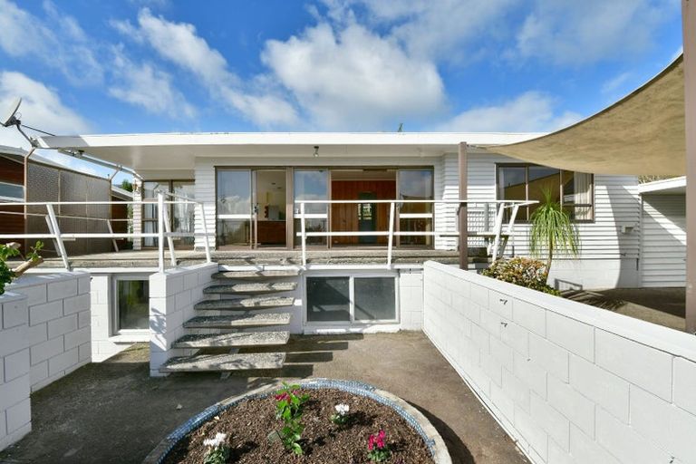 Photo of property in 63 Tindalls Bay Road, Tindalls Beach, Whangaparaoa, 0930