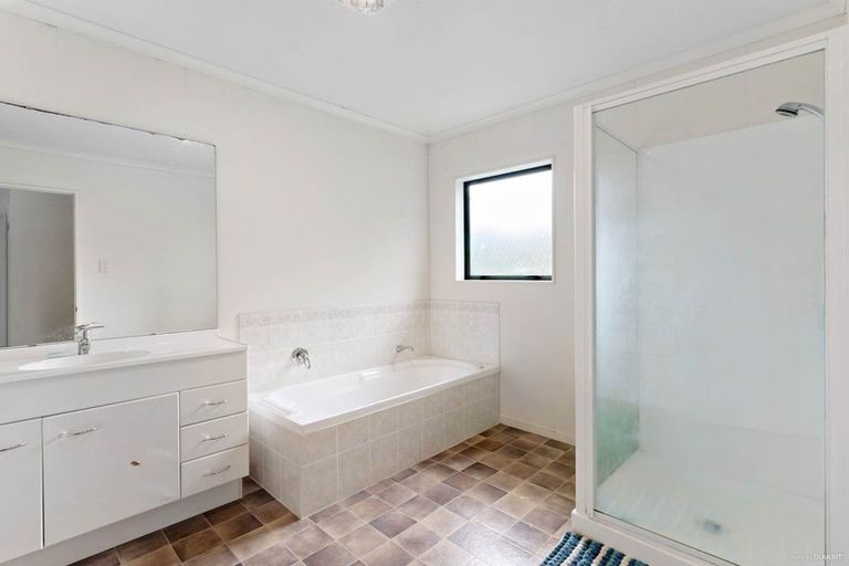 Photo of property in 15 Ryehill Close, New Lynn, Auckland, 0600