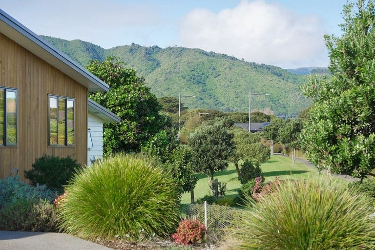 Photo of property in 21 Ferndale Drive, Waikanae, 5036