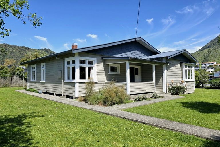 Photo of property in 16 Buller Street, Picton, 7220