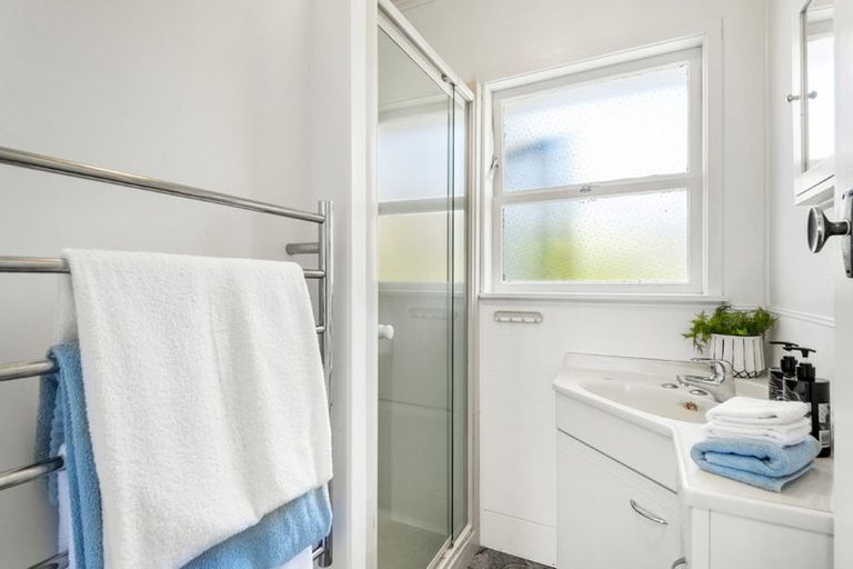 Photo of property in 2/12 Westwell Road, Belmont, Auckland, 0622